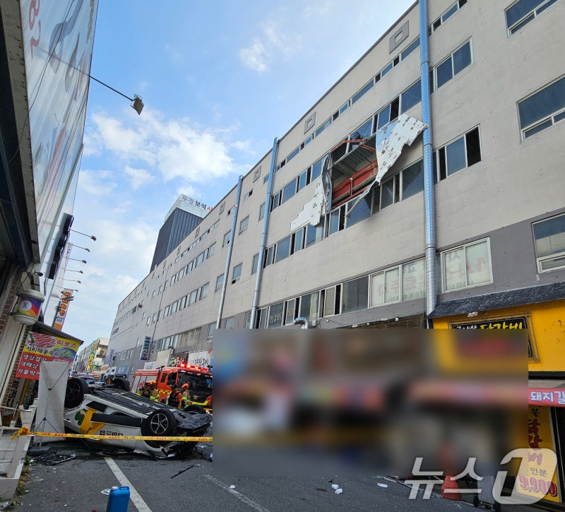 광주 도심 <b>주차타워</b> 4층서 <b>택시</b> 외벽 뚫고 <b>추락</b>…운전자 중상