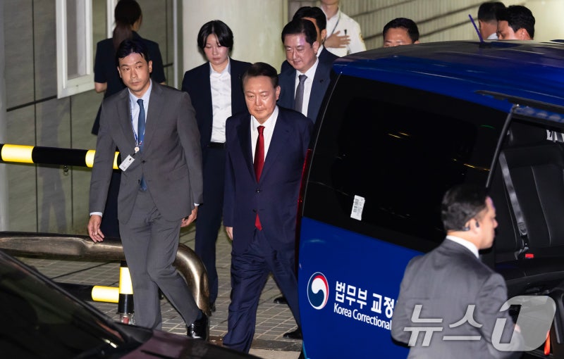 尹 전 대통령 수감 서울구치소 일대 '구속반대' <b>지지자</b> 450명 집결