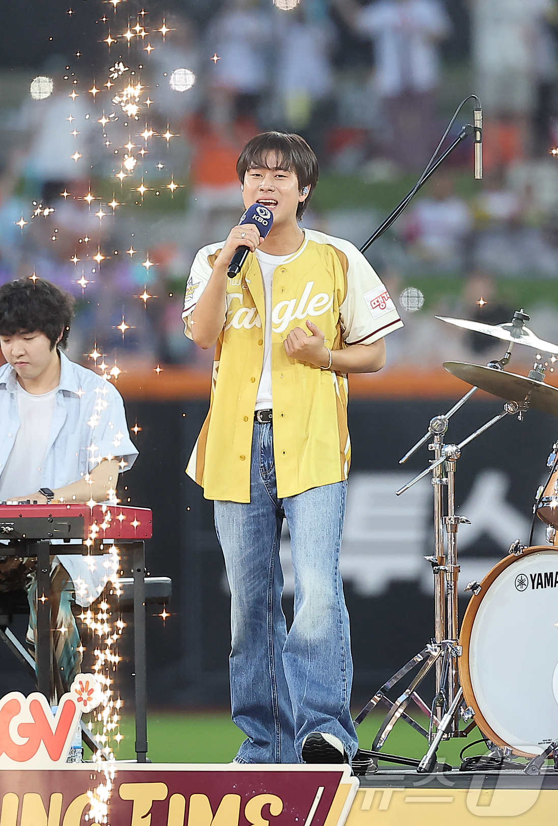 <b>축하공연</b> 펼치는 <b>이무진</b>