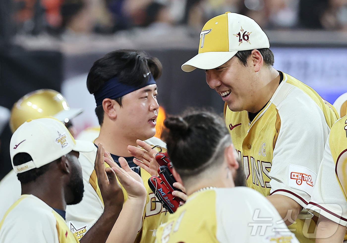 '14회 <b>연속</b>' <b>김현수</b>, <b>최다 연속</b> 연도 <b>출장</b> 1위 신기록