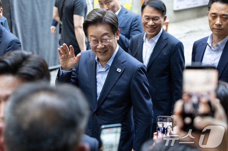 李대통령 "<b>민주주의</b>, 앞으로 새로운 전범은 대한민국…희망의 행진 보라...