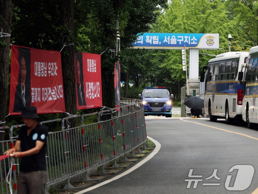 '12·3 비상계엄' 사태와 관련해 윤석열 전 대통령이 내란특검팀(특별검사 조은석) 소환 조사를 거부한 15일 경기 의왕 서울구치소 앞에서 호송차가 이동하고 있다. 2025.7.15/뉴스1 ⓒ News1 황기선 기자