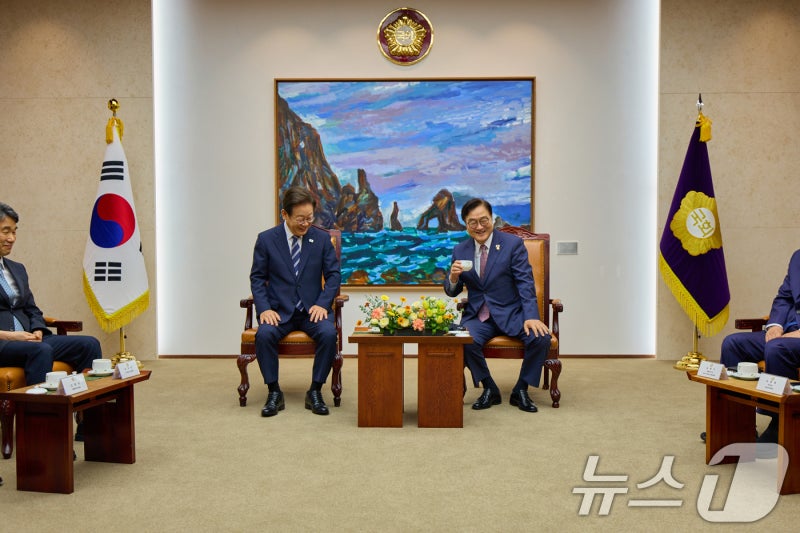李대통령·禹<b>의장</b>, 제헌절에 '<b>개헌</b>' 띄웠다…공휴일 지정도