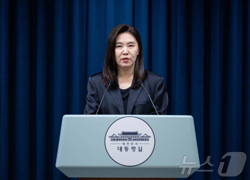 강유정 대통령실 대변인이 18일 서울 용산 대통령실 청사에서 집중호우 대처상황 점검회의 및 청년담당관 관련 브리핑을 하고 있다. ⓒ News1 이재명 기자