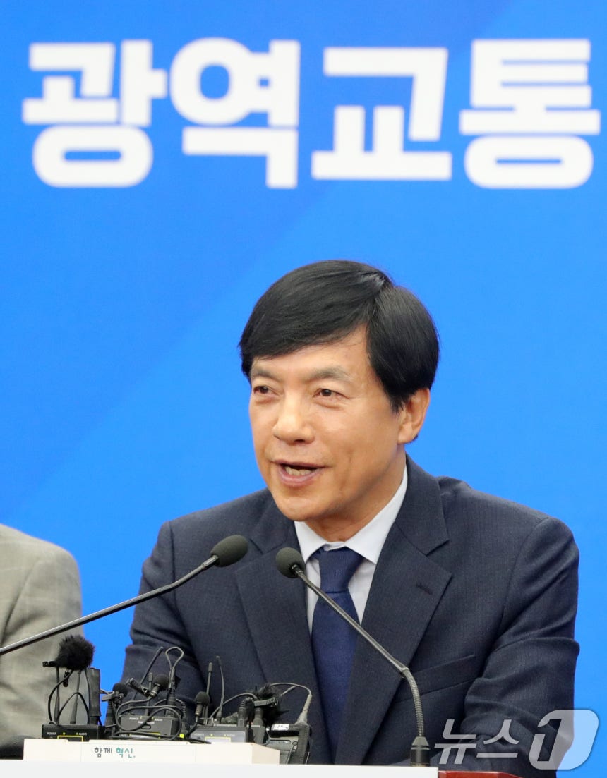 이성윤 더불어민주당 국회의원이 22일 전북자치도 전주시 전북특별자치도청에서 대광법 개정안 공포 관련 발언을 하고 있다. 2025.4.22/뉴스1 ⓒ News1 유경석 기자