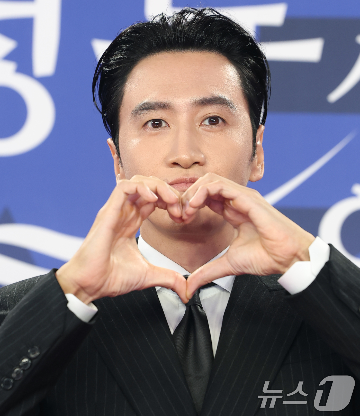 <b>이광수</b>, 男조연상에 울컥…"<b>길몽</b> 꾼 <b>도경수</b>" [청룡시리즈어워즈]