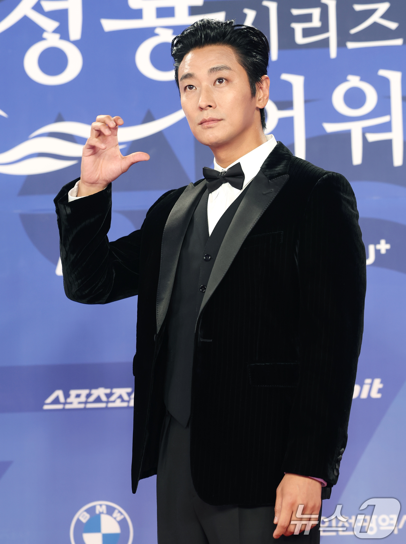 <b>주지훈</b>, <b>남우주연상</b>…"원작 옮기기 쉽지 않아" [청룡시리즈어워즈]