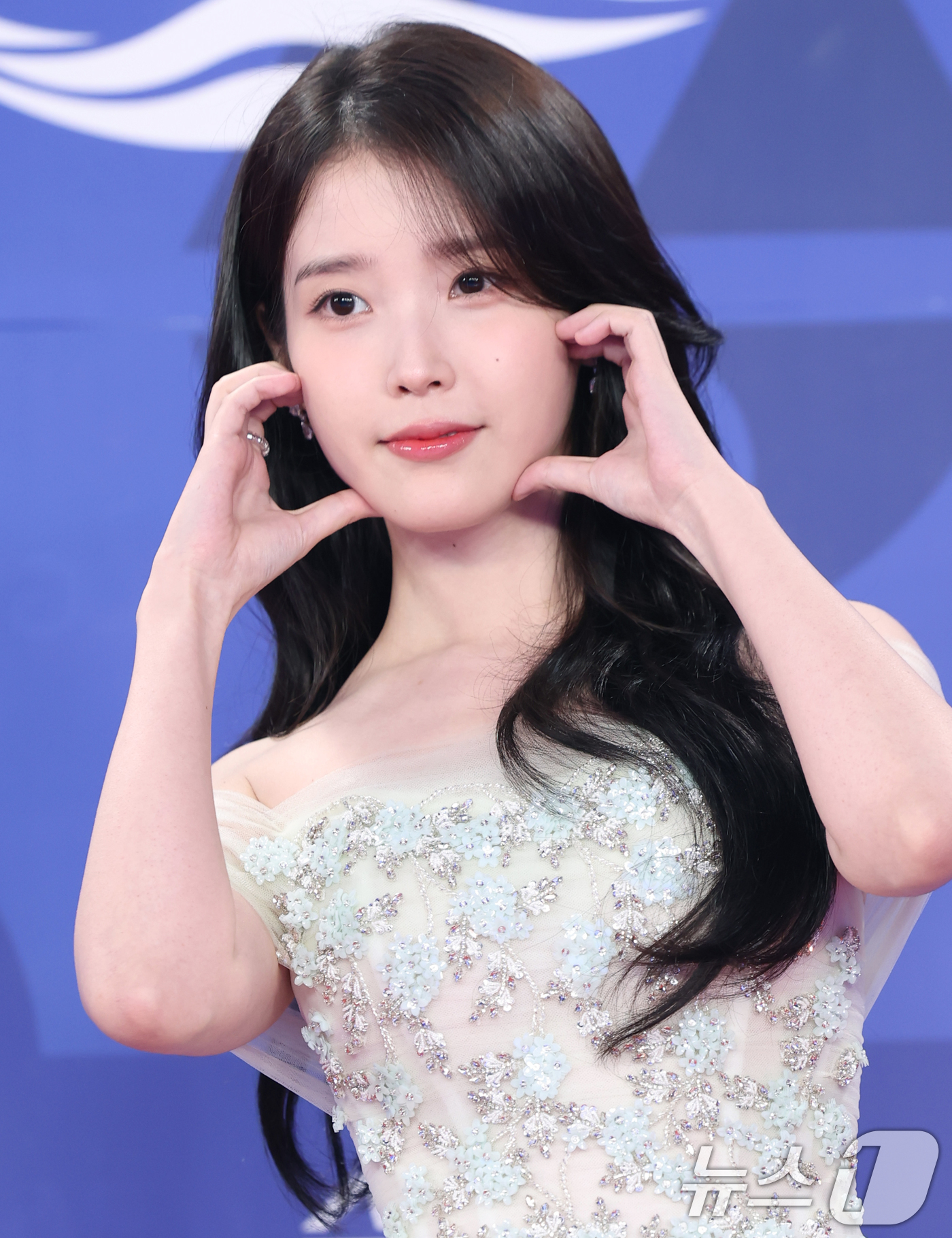 '<b>폭싹</b>' <b>아이유</b>, <b>여우주연상</b> 수상