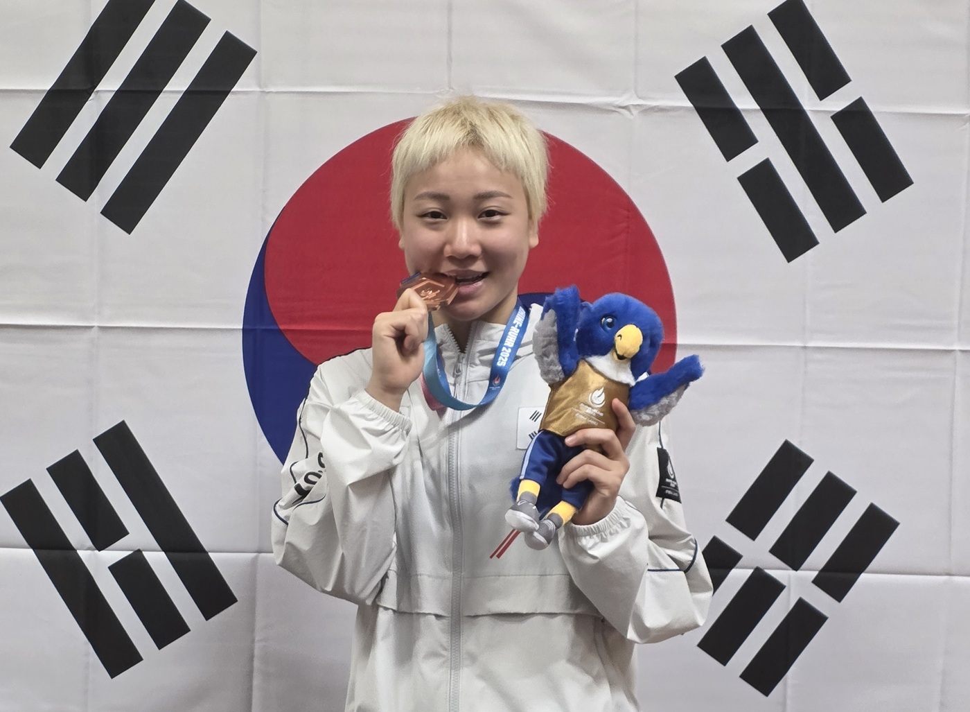 <b>수영</b> <b>이은지</b>, 여자 배영 200m 한국 기록 경신…U대회 동메달
