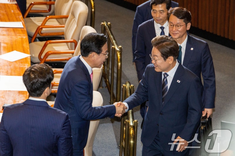 李대통령, <b>강선우</b>·<b>이진숙</b> 결단 앞서…여야 원내대표 만났다