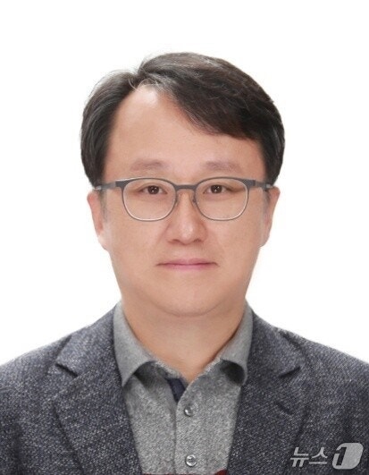 '<b>계엄 옹호</b>·李대통령 비난' <b>강준욱</b> 비서관, 논란 확산에 "<b>사죄</b>"