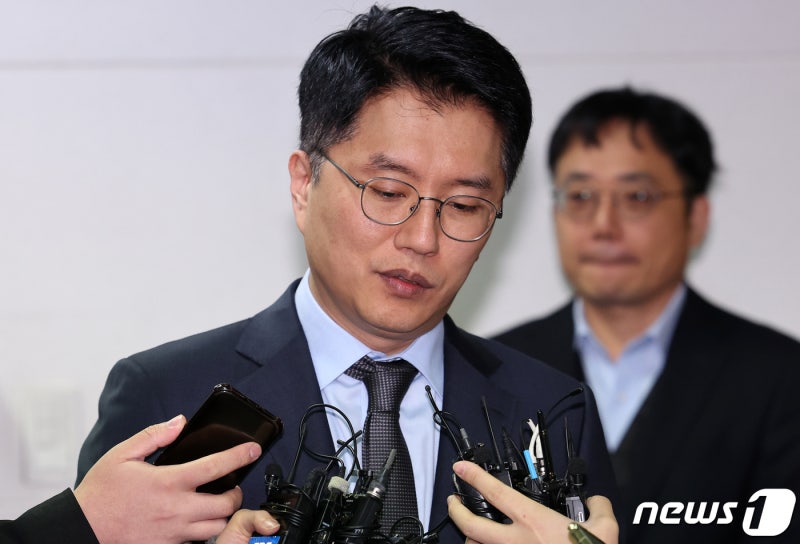 '집사 게이트' <b>류긍선</b> <b>특검</b> 출석…'도이치 주가조작' 이종호도 조사