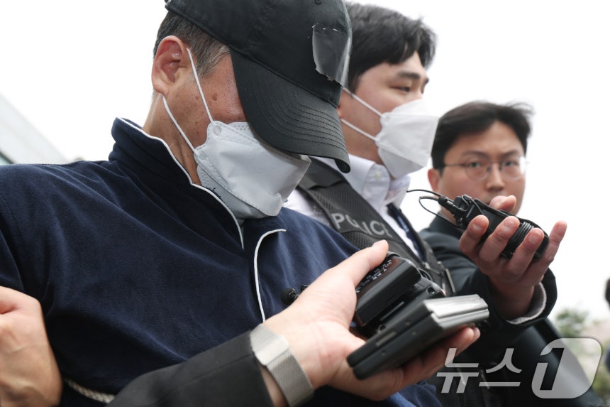 17일 오후 경기 용인시 처인구 용인동부경찰서에서 살인 및 존속살인 혐의를 받는 A 씨가 구속 전 피의자 심문(영장실질심사)를 받기 위해 나오고 있다.  2025.4.17/뉴스1 ⓒ News1 김영운 기자