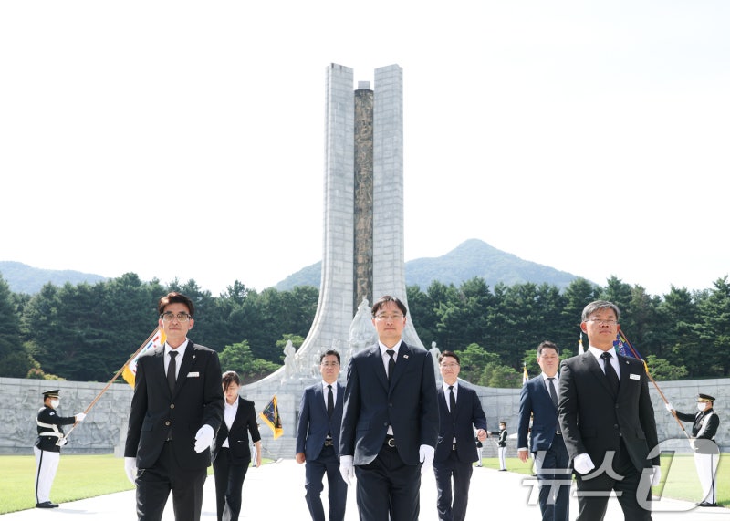 <b>임광현 국세청장</b>, <b>현충원</b> 현충탑 참배