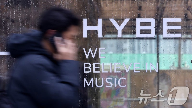 경찰, <b>하이브 압수수색</b>…방시혁 부정거래 혐의 관련