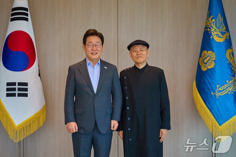 李대통령 만난 <b>도올</b> "전태일이 대통령 된 것…비로소 서민 대통령"