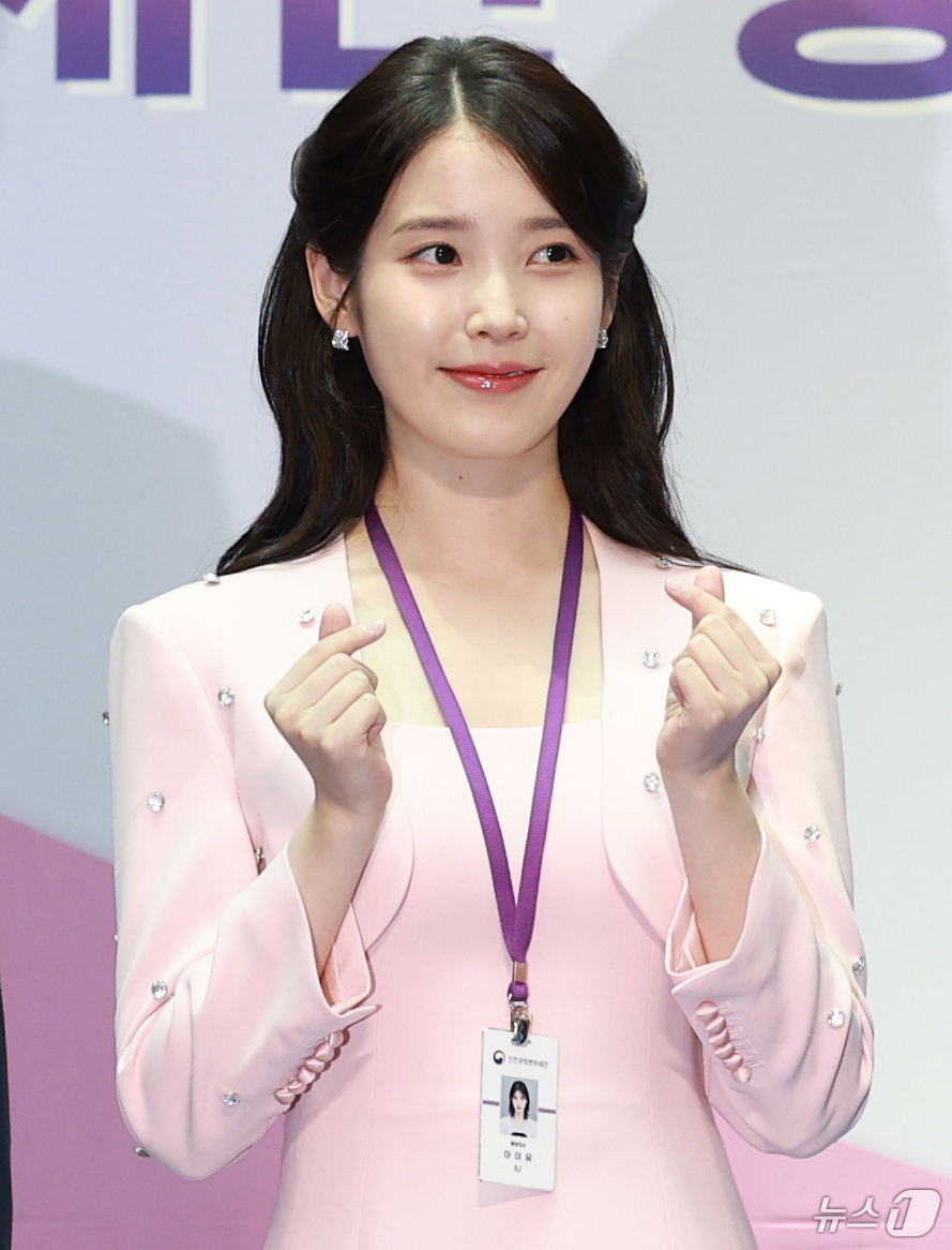 <b>아이유</b>, <b>인천공항세관 홍보</b>대사