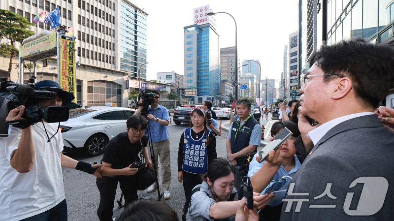 <b>고공농성</b> 노동자와 대화하는 <b>김영훈 장관</b>
