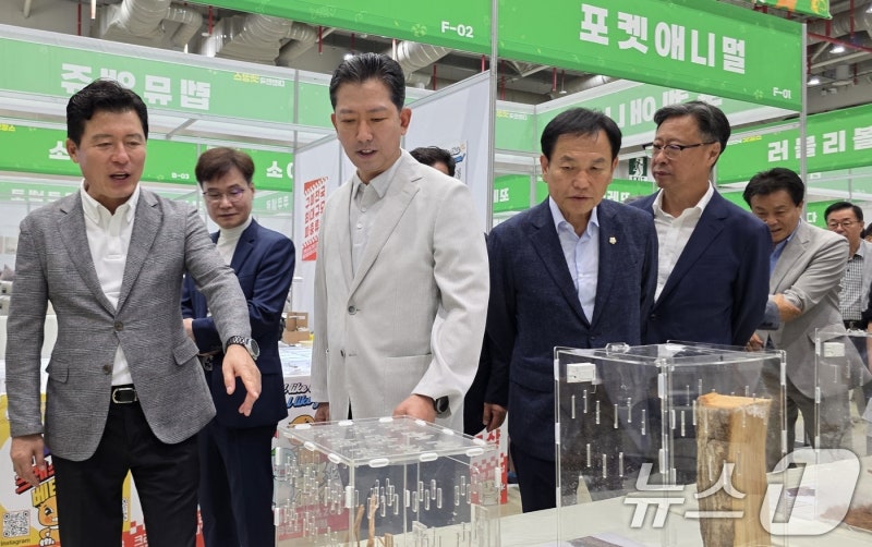 대한민국 <b>펫캉스 행사</b>장 둘러보는 김장호 <b>구미</b>시장
