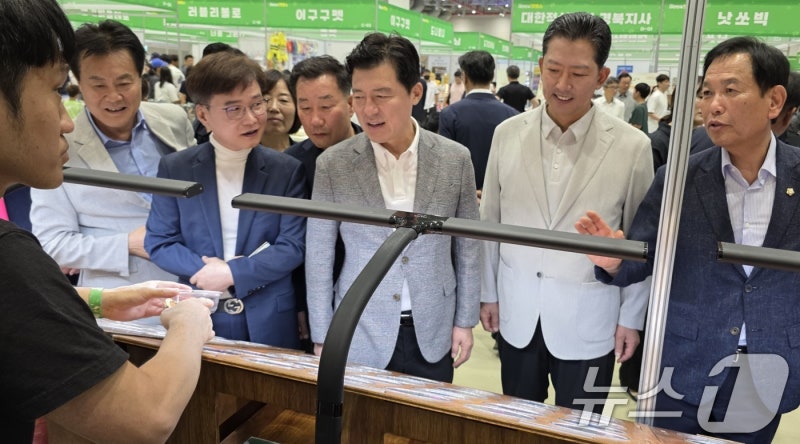 대한민국 <b>펫캉스 행사</b>장 둘러보는 김장호 <b>구미</b>시장
