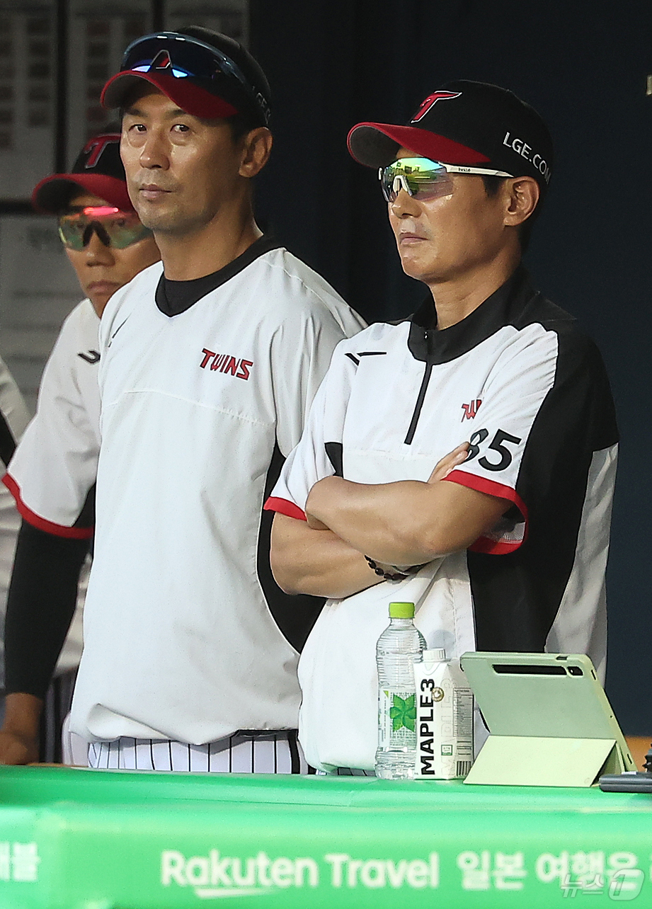 '13구 견제' 불편함 드러낸 조성환 대행…<b>염경엽</b> 감독 "<b>이해</b>는 간다"