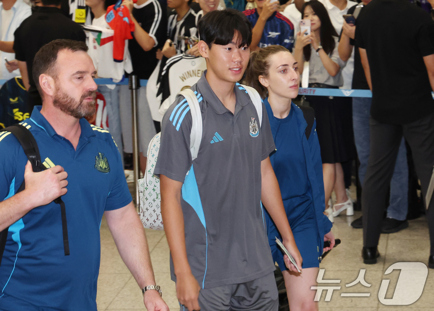 EPL <b>뉴캐슬</b>, 태극기 들고 방한…'신입' <b>박승수</b>도 왔다