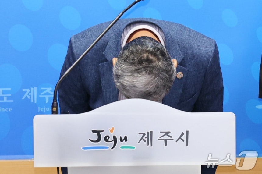 김완근 제주시장이 29일 시청 기자실에서 쓰레기종량제 봉투대금 횡령사건과 관련해 사과하고 있다.(제주시 제공. 재판매 및 DB 금지)/뉴스1