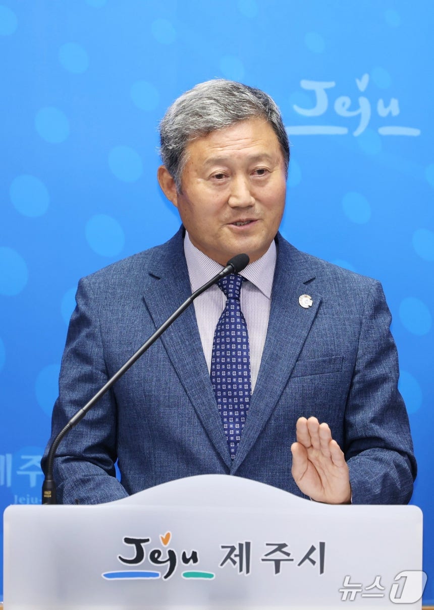 김완근 제주시장이 29일 시청 기자실에서 쓰레기종량제 봉투대금 횡령사건과 관련해 브리핑하고 있다.(제주시 제공. 재판매 및 DB 금지)/뉴스1