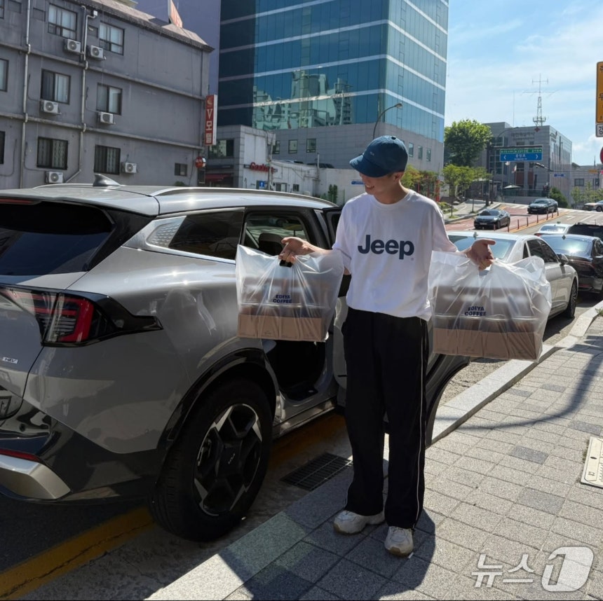 유오균 씨가 춘천소방서 직원에게 전달하기 전 기념촬영. 사진은 카페 사장님께서 찍어줬다.(유오균 씨 제공, 재판매 및 DB금지)