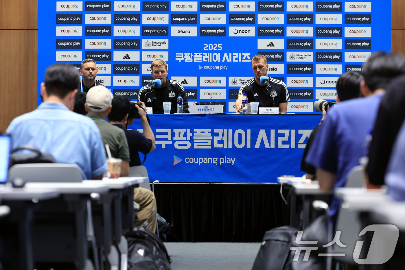 한국 찾은 <b>뉴캐슬</b> 하우 감독 "박승수, 손흥민 같은 선수로 성장하길"