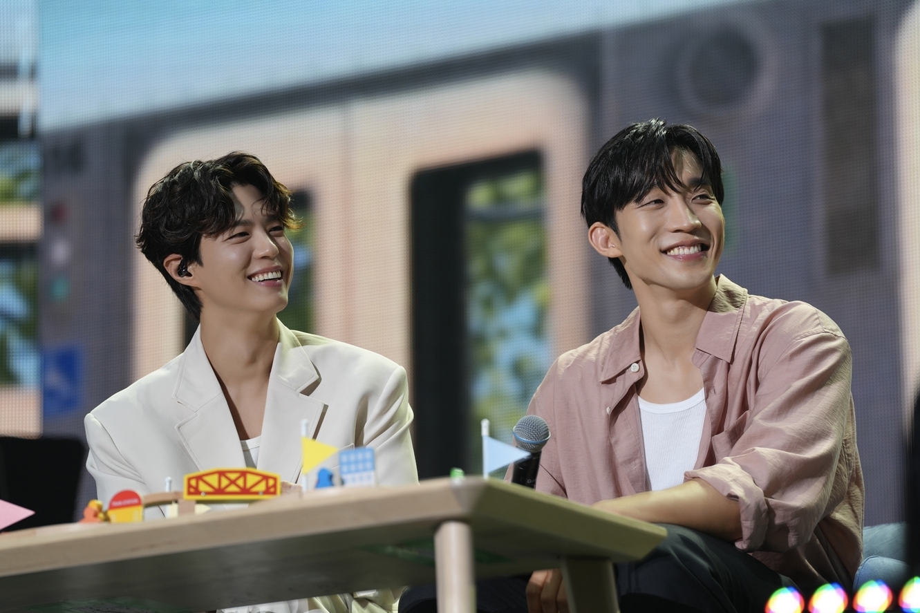 박보검, 日 단독 <b>팬미팅</b> 2만명 참석 속 성료…<b>김소현</b>·이상이 깜짝 등장...