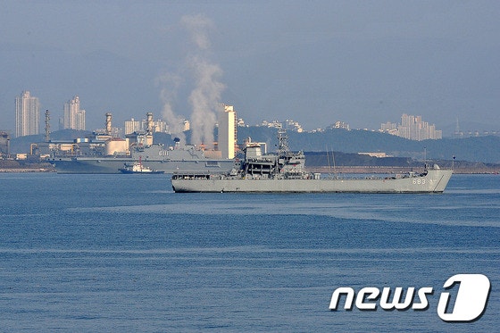 <b>해군 상륙함</b> <b>진해</b> 입항 중 <b>화재</b>…화상 등 환자 3명 발생(종합)