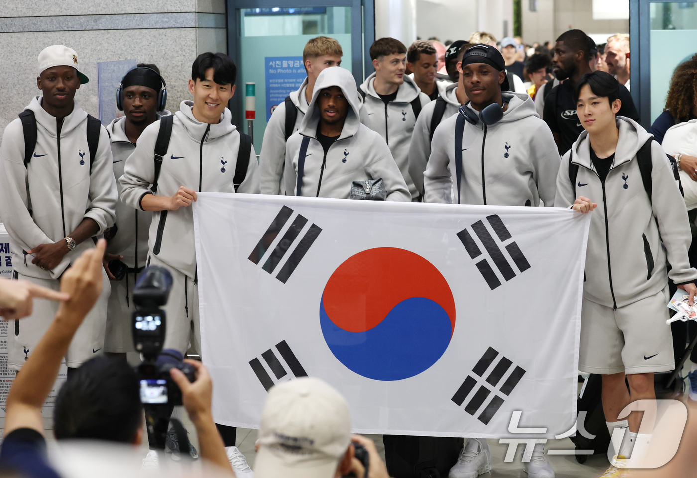 <b>태극기</b> 든 <b>손흥민</b>과 <b>양민혁</b>