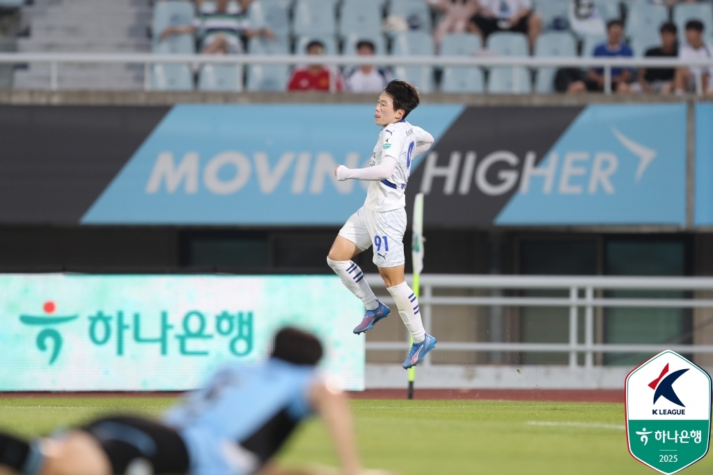 수원 삼성, 천안에 <b>2</b>-1 승리…선두 <b>인천</b> '8점 차'로 추격