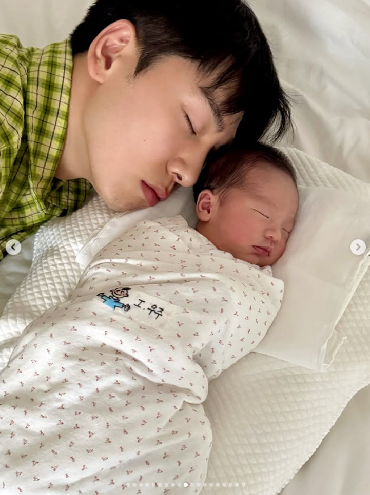 '10세 연하' 레이디제인, 엄마 아빠 <b>똑닮은</b> 쌍둥이 <b>딸</b> 얼굴 공개