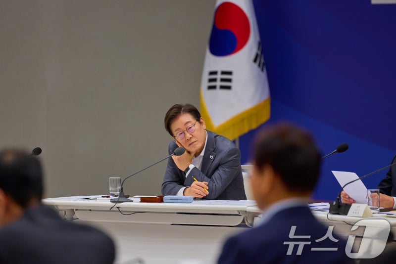 李대통령, 폭우 예보에 "<b>선조치 후보고</b> 원칙으로 적극행정 나서달라"
