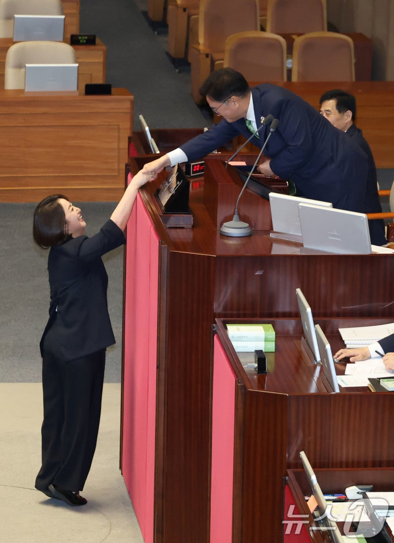 <b>의원선서</b> 마친 <b>이주희 의원</b>