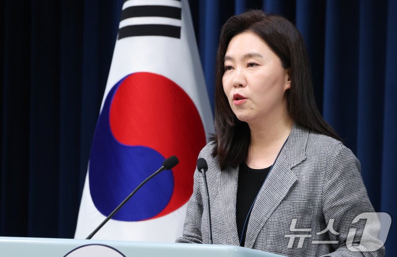 <b>대통령실</b> "<b>국민임명식 초청</b>장 직접 전달"…尹부부는 제외