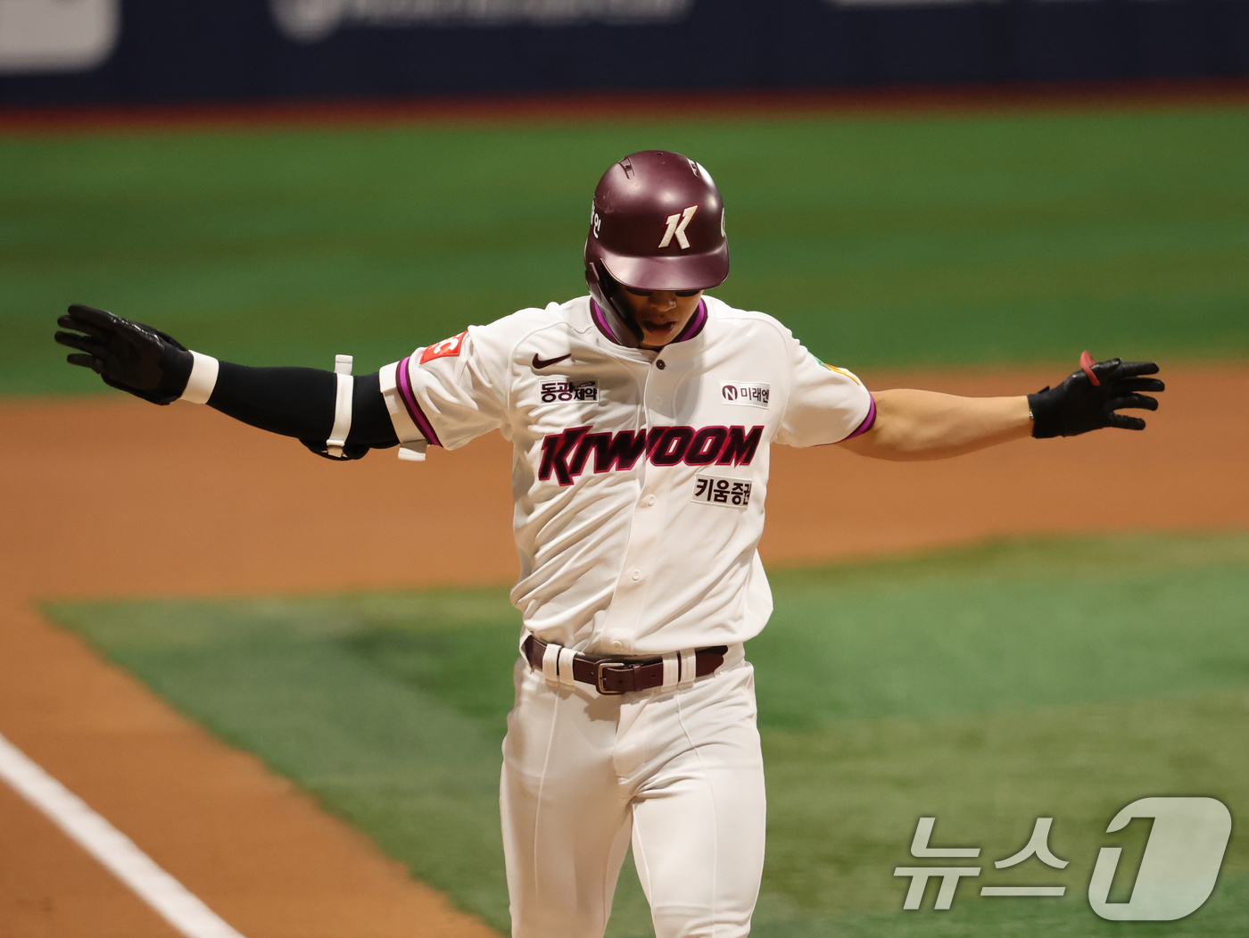 '7연승' LG, 역전패 한화 끌어내리고 52일 만에 단독 1위 탈환(종합)