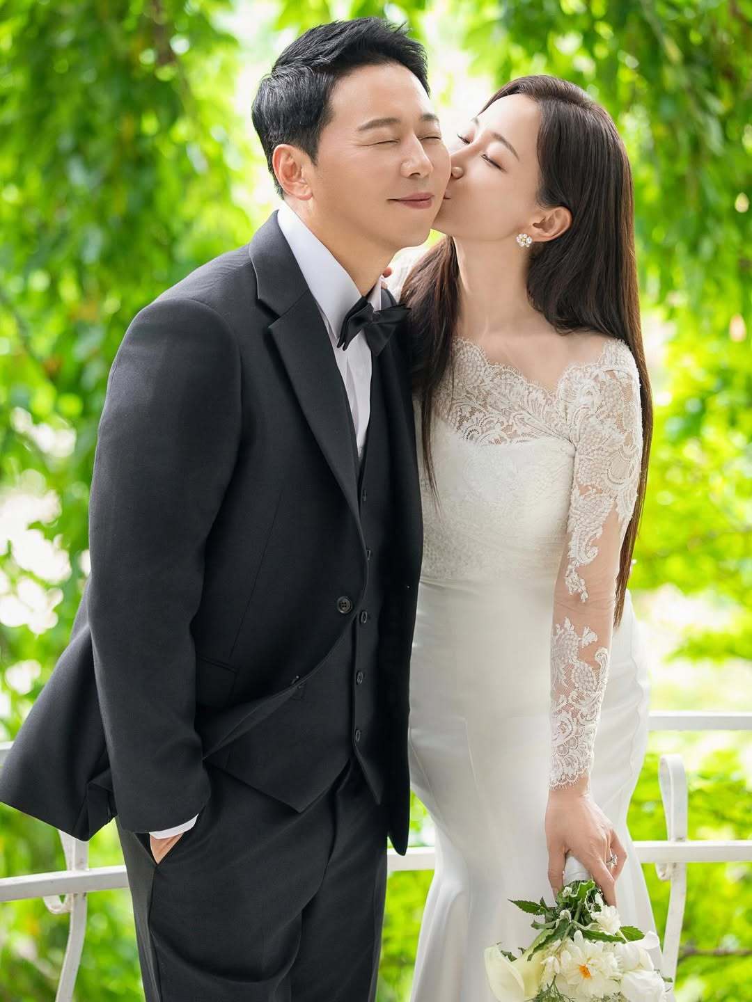 '서프라이즈 걔' <b>김하영</b>, 박상준과 9월 <b>결혼</b>…키스 속 웨딩 화보 공개