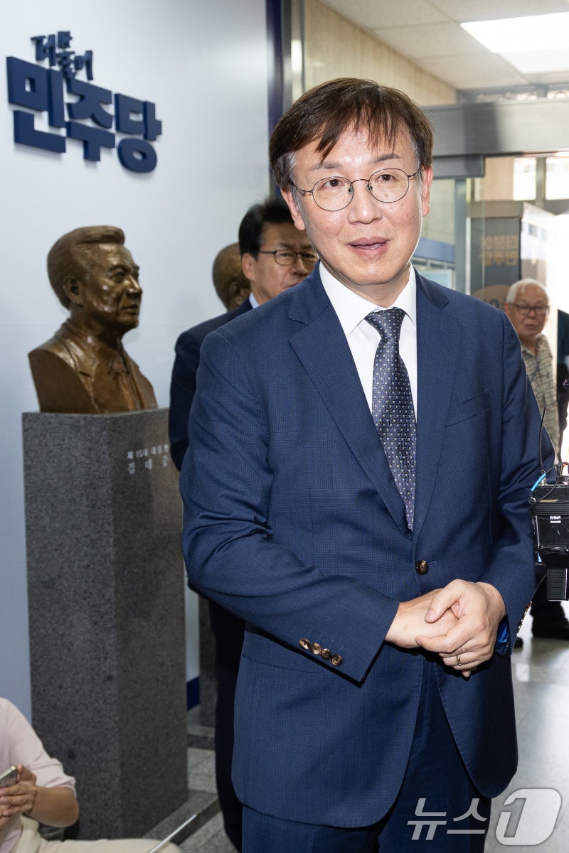 민주당사 들어서는 <b>한동수 윤리심판원장</b>