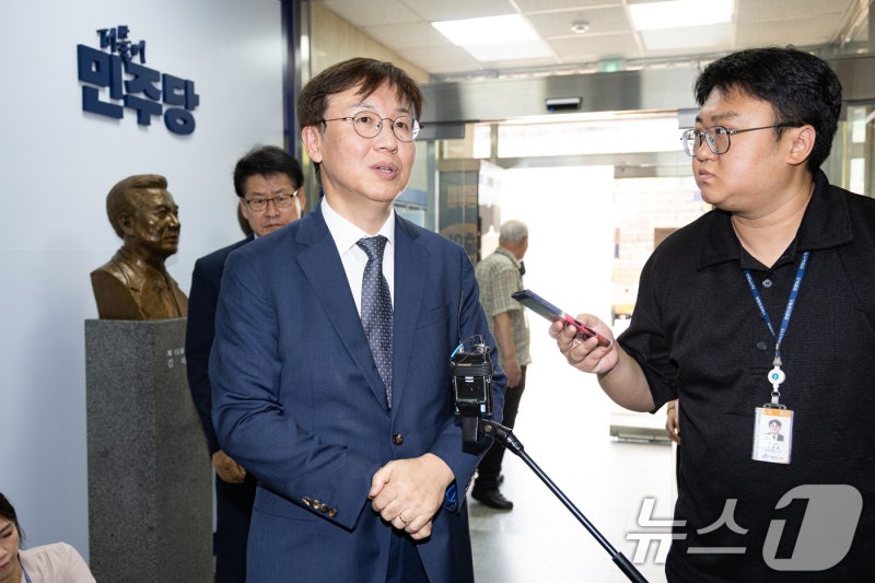 취재진 질문 답하는 <b>한동수</b> 민주당 <b>윤리심판원장</b>