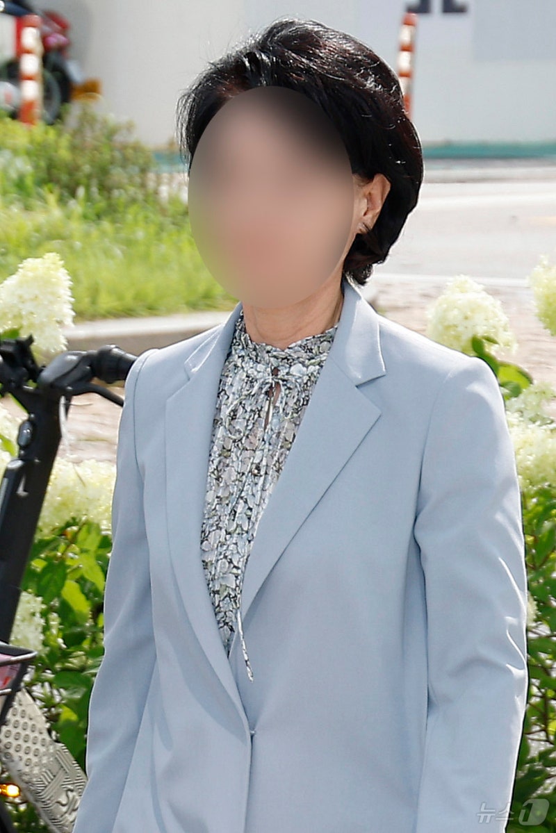 <b>특검</b> 출석하는 <b>통일교 총재 비서실장</b>