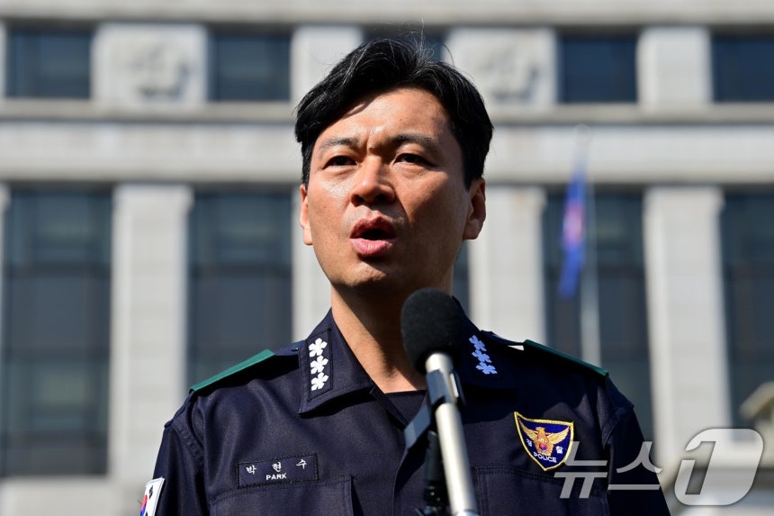 박현수 서울경찰청장 직무대리가 윤석열 대통령 탄핵 심판 선고를 하루 앞둔 지난 4월 3일 오전 서울 종로구 헌법재판소 앞에서 질서유지를 위한 시민들의 협조를 당부하고 있다. (공동취재)/뉴스1 ⓒ News1 이승배