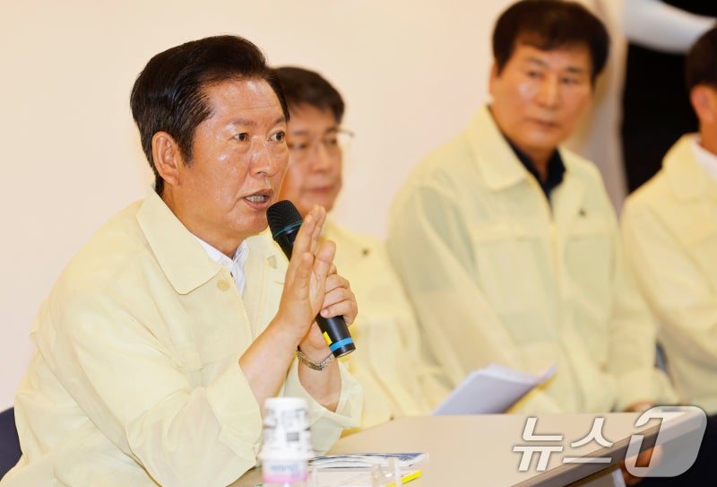 <b>수해</b>피해 <b>주민</b> 위로하는 <b>정청래</b>
