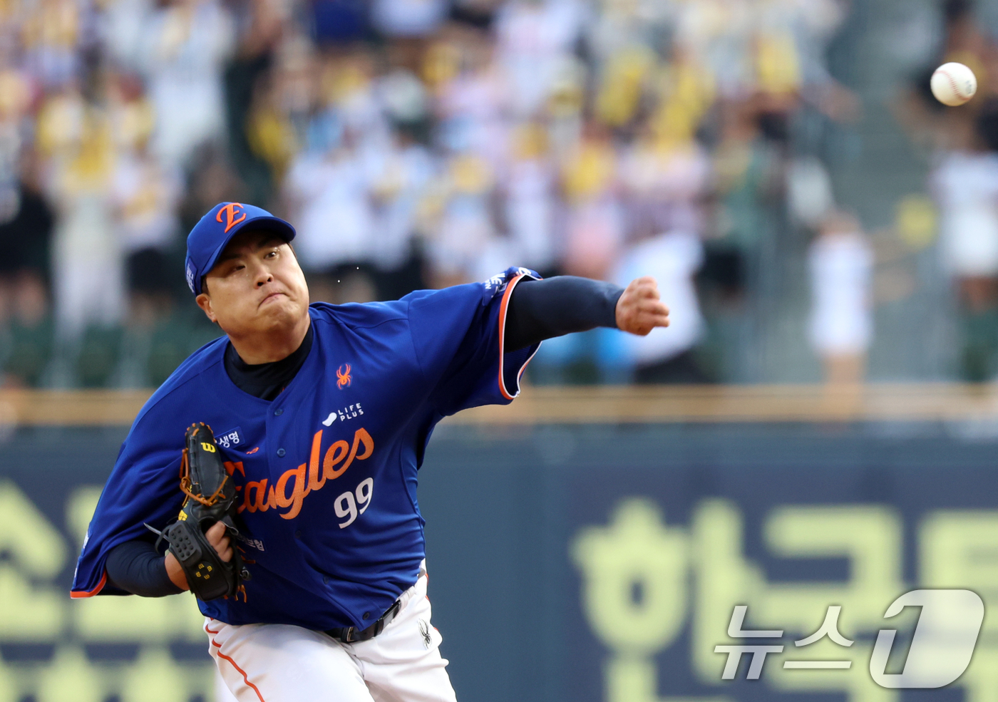 한화 <b>류현진</b>, LG와 1위 싸움서 6이닝 무실점…70일 만에 <b>QS</b>