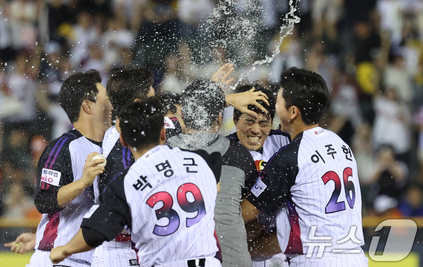 LG 이적 후 첫 <b>끝내기</b> 안타 <b>천성호</b> "중요한 경기서 성과 내 기뻐"