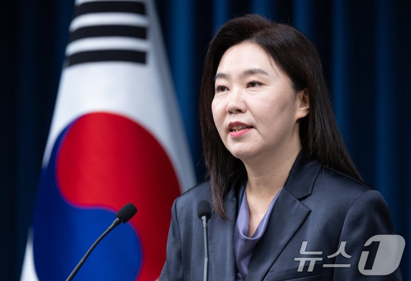 李<b>대통령</b>, 휴가 복귀 첫 <b>지시</b> "모든 <b>산재 사망</b>사고 최대한 빨리 <b>직보</b>"