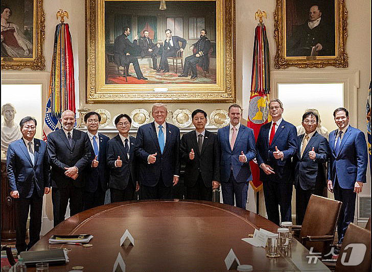 도널드 트럼프 미국 대통령이 지난달 30일(현지시간) 워싱턴DC 백악관에서 구윤철 경제부총리 겸 기획재정부 장관 등 한국 정부 협상단과 무역합의를 타결한 후 기념촬영을 하고 있다. (백악관 X. 재판매 및 DB 금지