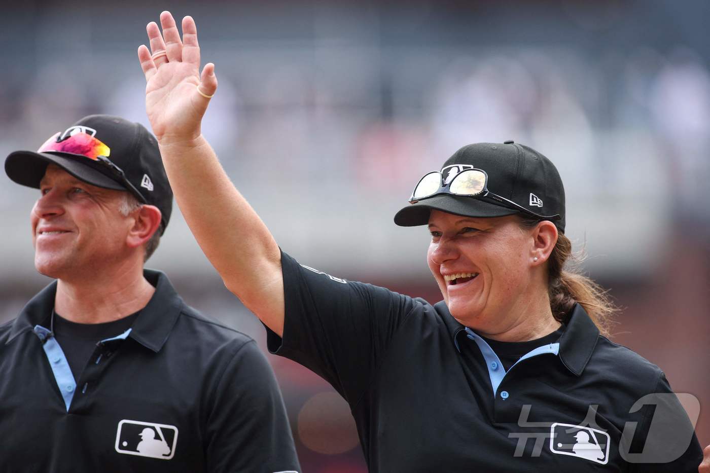 <b>MLB</b> 150년 역사에 처음 등장한 <b>여성 심판</b>, 1루심으로 데뷔